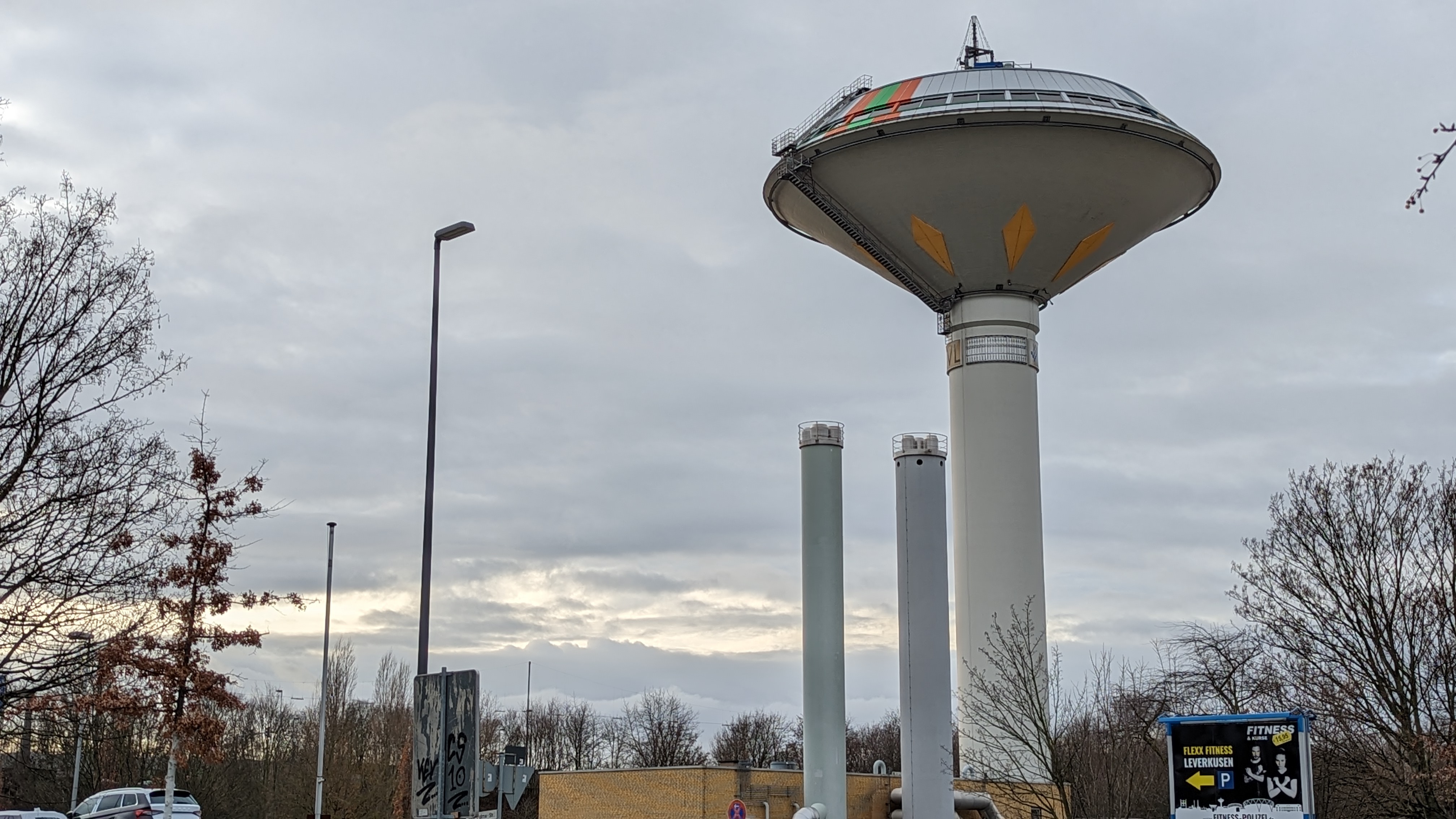 Der Wasserturm der EVL bei bewölktem Himmel mit einer leichten Auflockerung zwischen den Wolken.